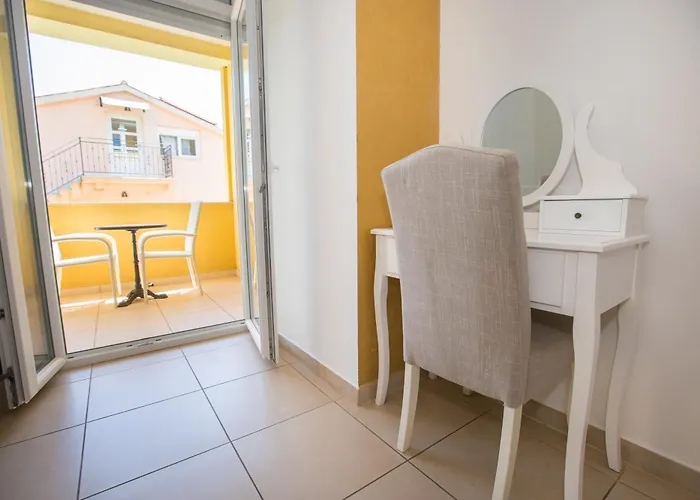 Monsena Πανσιόν Ρόβινι